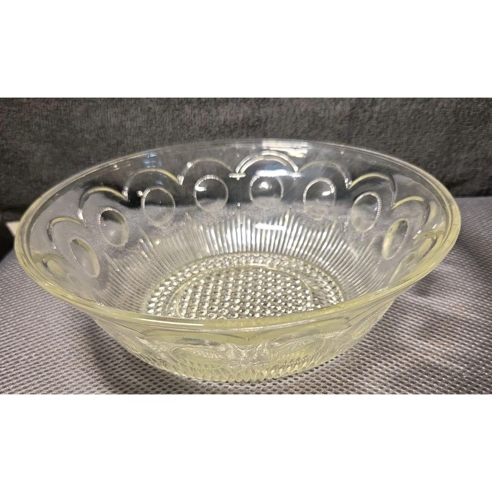 Vntg Glass Bowl Thumbprint & Starburst Pattern 8.5 In Diameter 3 In Tall Clear
